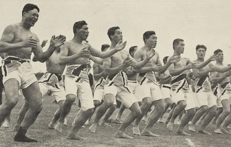 Rekruten des Maori-Kontingents, die einen Haka in einer Reihe auf Gras aufführen, eine Fotografie aus dem Jahr 1914