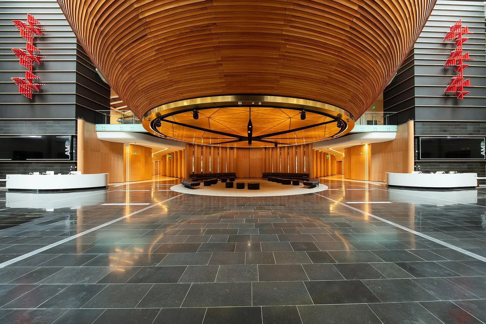 Das Süd-Atrium des Auckland Museum mit der großen hölzernen Tanoa-Schale über einem Schieferboden